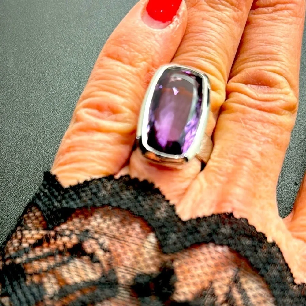 Elegant large Amethyst Purple‎ and sterling Silver Ring
